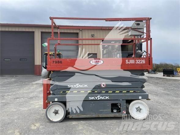 SkyJack SJ3226 가위형 리프트