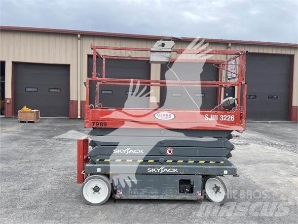 SkyJack SJ3226 가위형 리프트