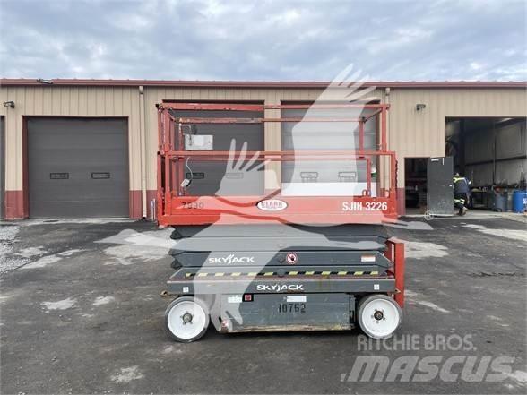 SkyJack SJ3226 가위형 리프트