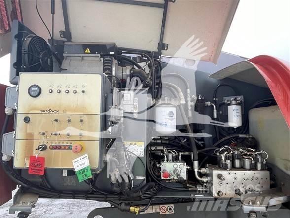 SkyJack SJ66T 견인식 전동이동 리프트