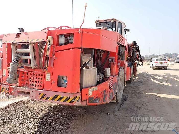 Sandvik DT821 C 도로 굴착기