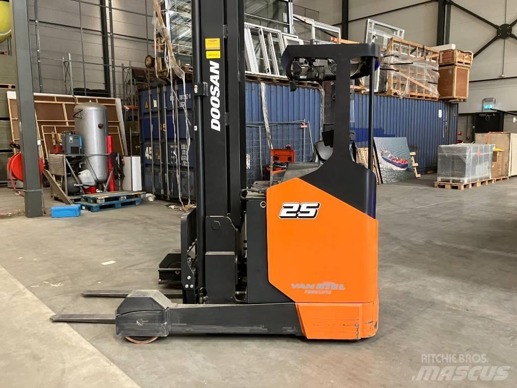Doosan BR25JW-9 리치 트럭