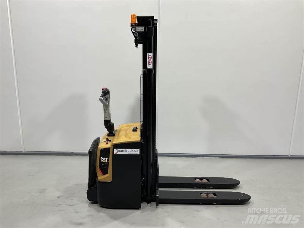 CAT NSP16N2R 보행식 리치 지게차