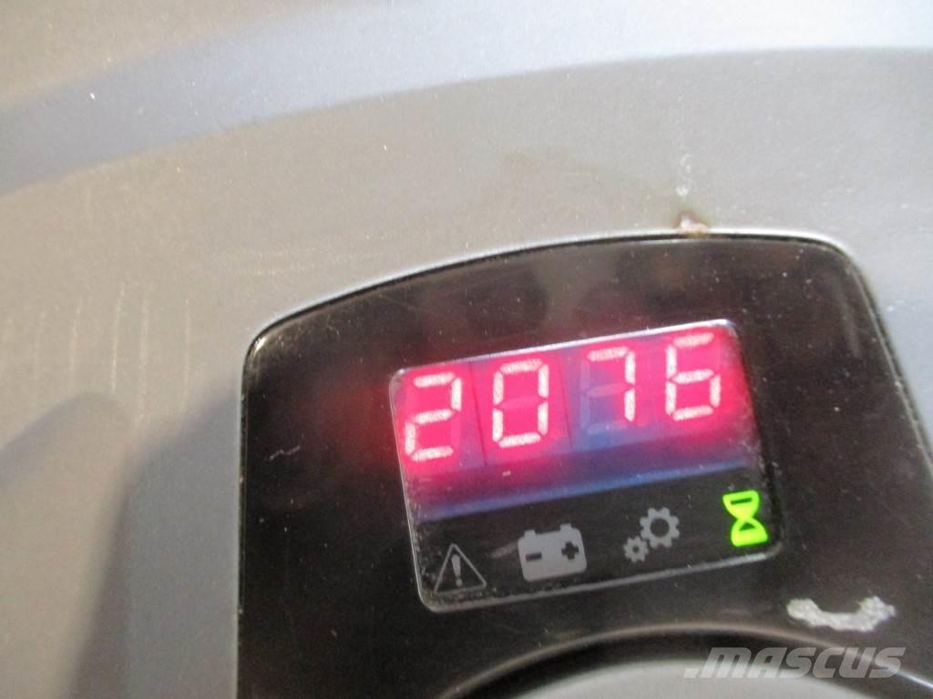 Toyota LPE 200 로우 리프터(승강대 포함)