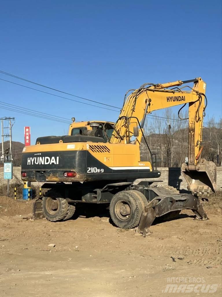 Hyundai R210W-9  휠 굴삭기