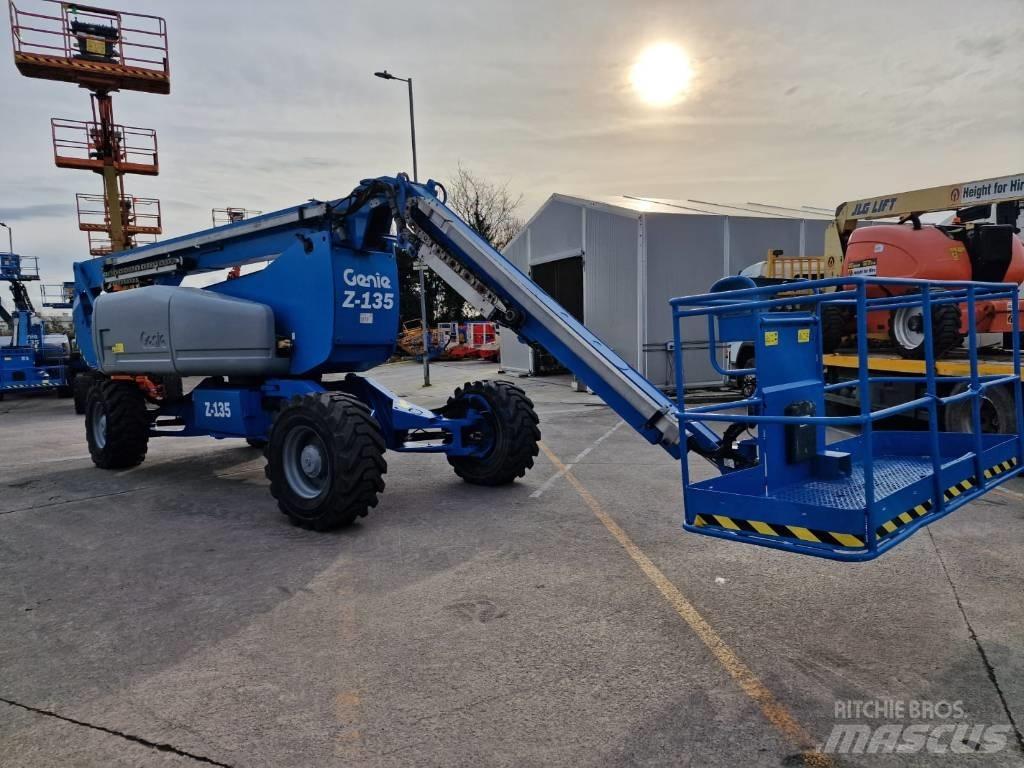 Genie Z 135/70 관절형 전동이동 리프트