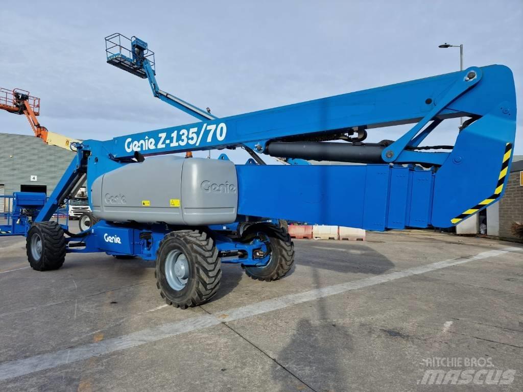 Genie Z 135/70 관절형 전동이동 리프트