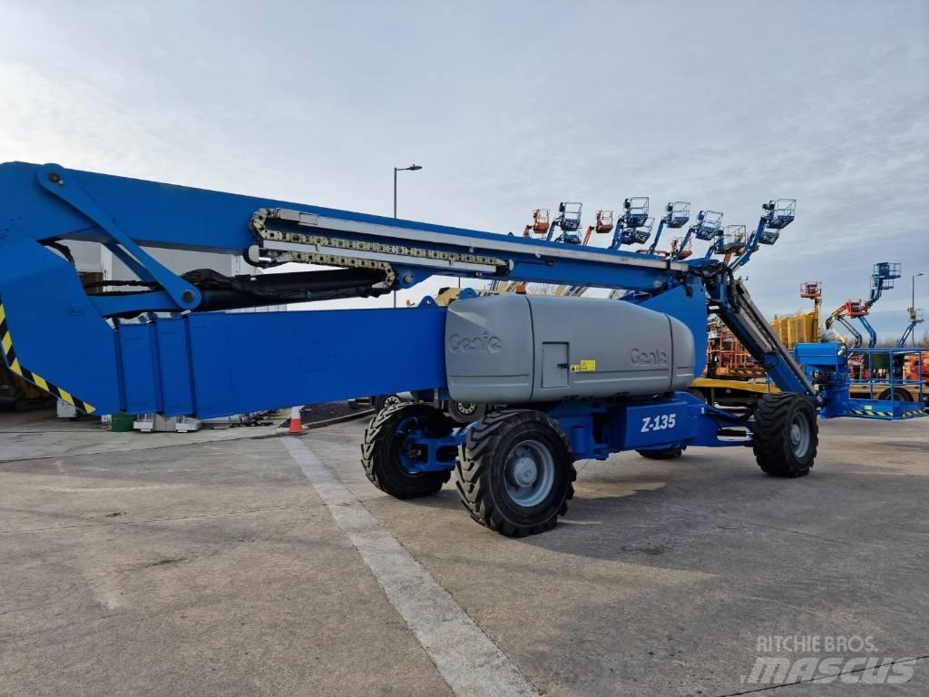 Genie Z 135/70 관절형 전동이동 리프트