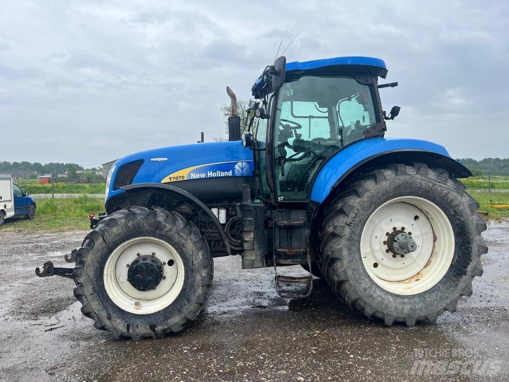 New Holland T 7070 트랙터