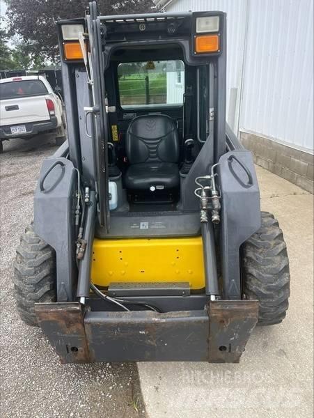 New Holland L 170  스키드로더