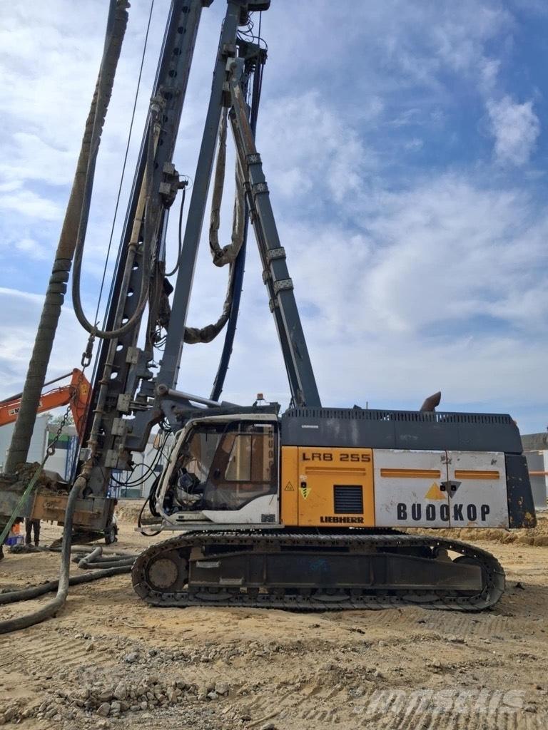 Liebherr LRB255 말뚝설치기