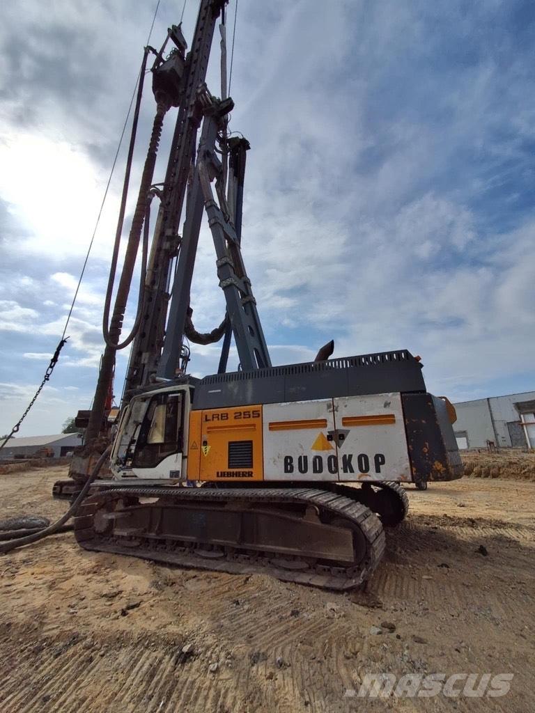 Liebherr LRB255 말뚝설치기