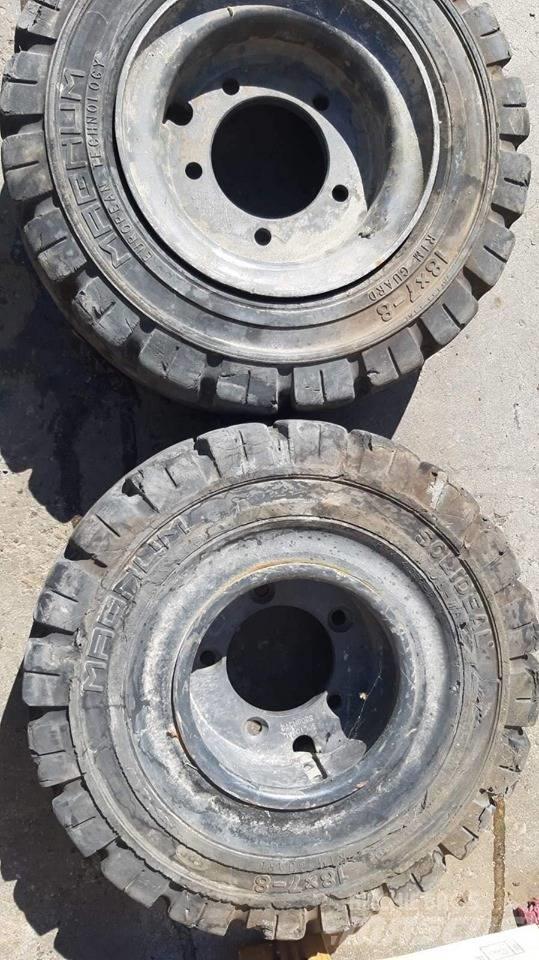 Bobcat 2000 타이어, 휠 및 림