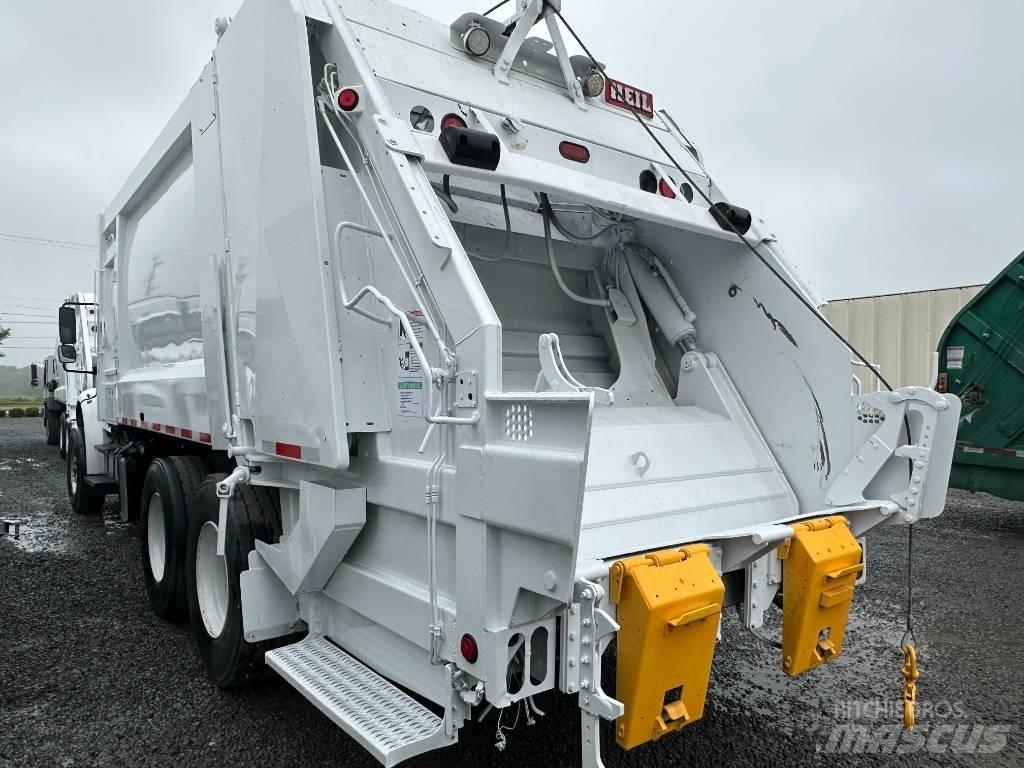 Freightliner M2 폐기물 수거 트럭