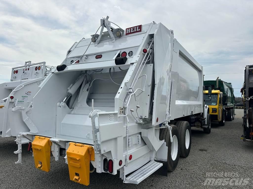 Freightliner M2 폐기물 수거 트럭