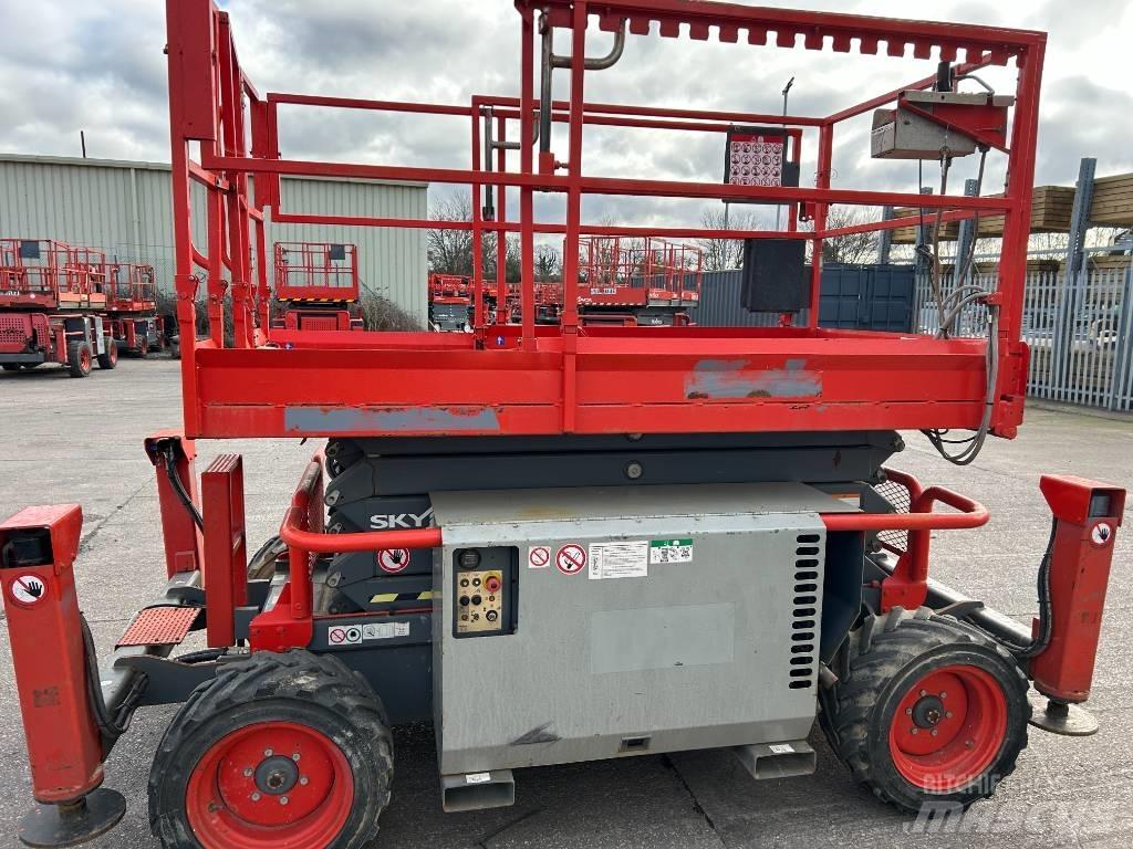 SkyJack SJ 6832 가위형 리프트