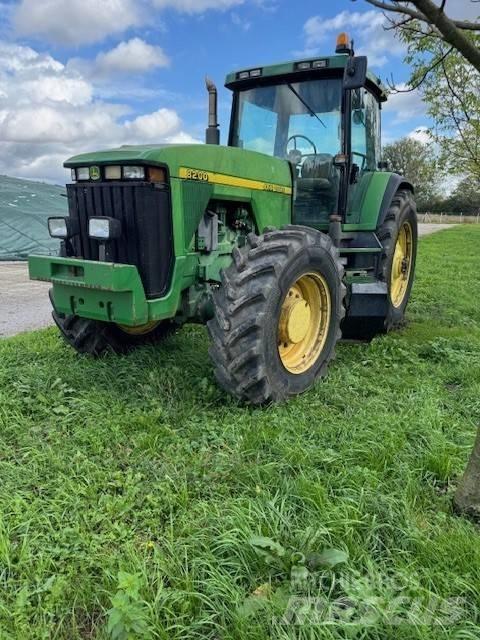 John Deere 8200 트랙터