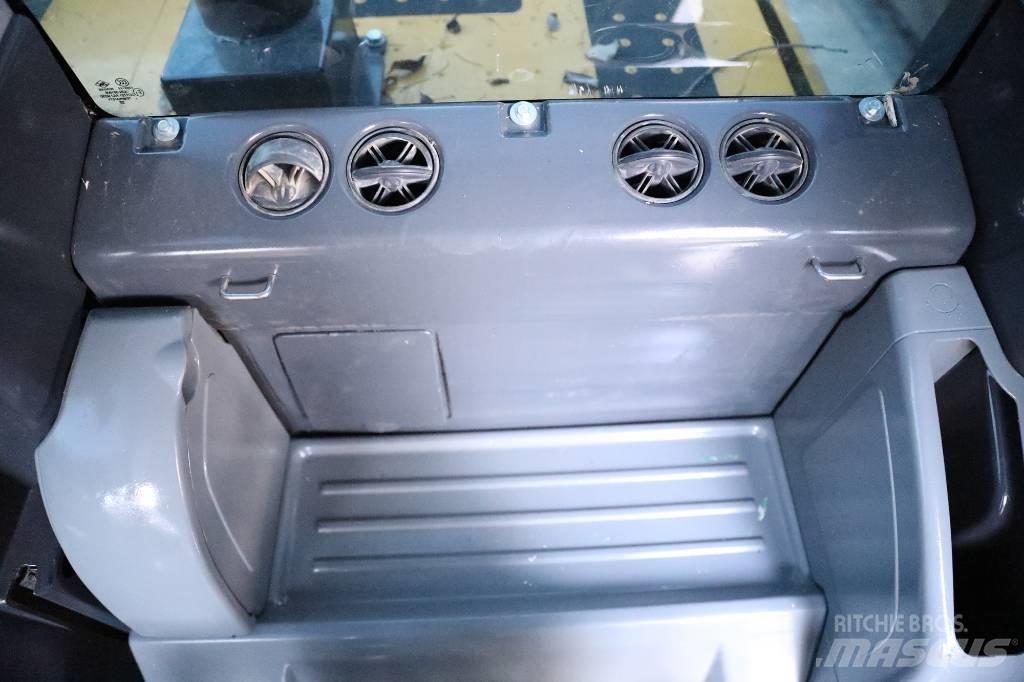 Komatsu PC 210-8 대형 굴삭기 29톤 이상