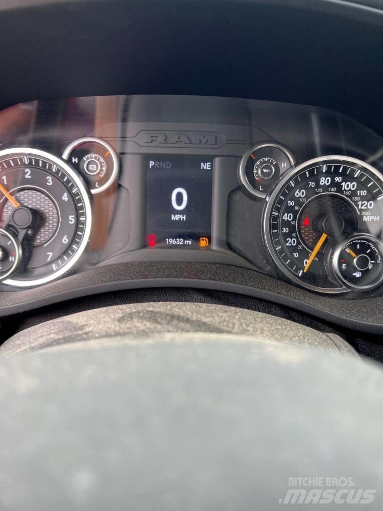 RAM 5500 플랫베드/드롭사이드 트럭