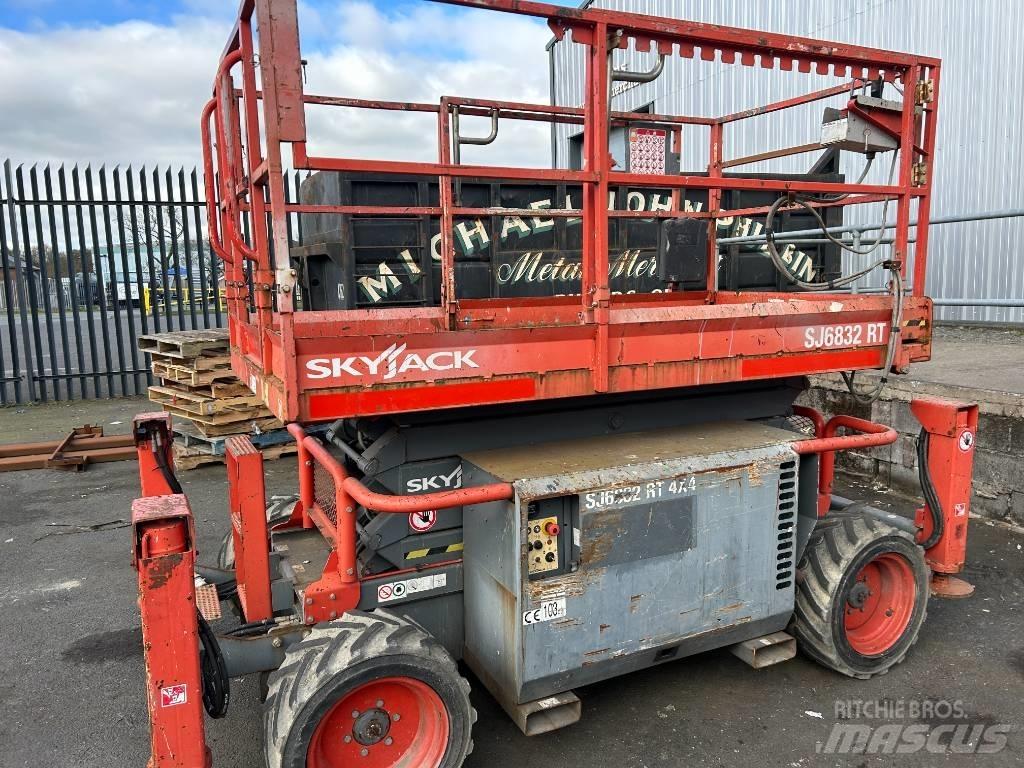 SkyJack SJ 6832 RT 가위형 리프트