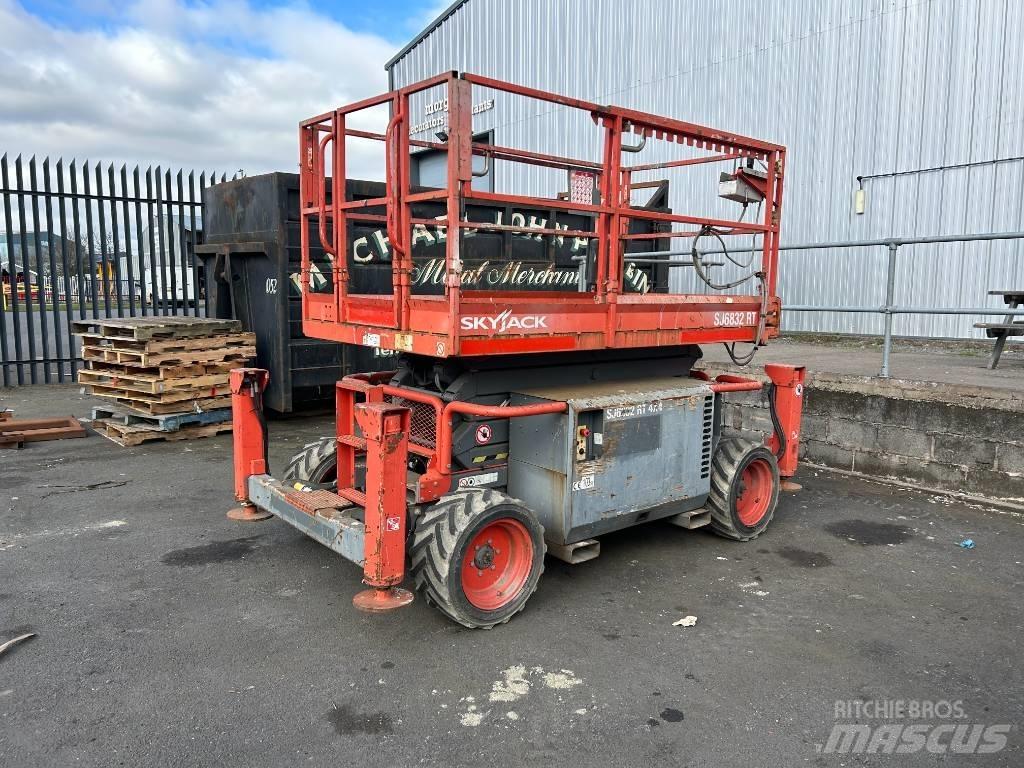 SkyJack SJ 6832 RT 가위형 리프트