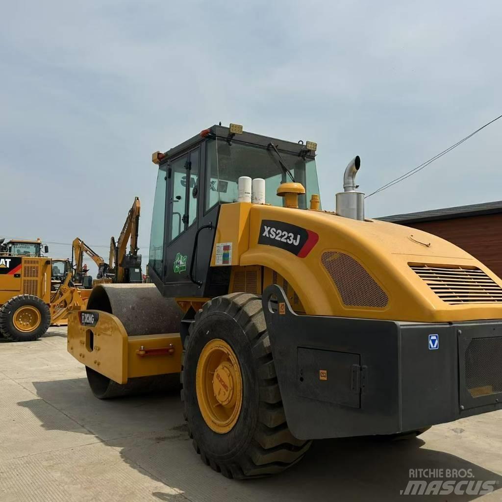 XCMG XS 223 J 싱글 드럼 롤러