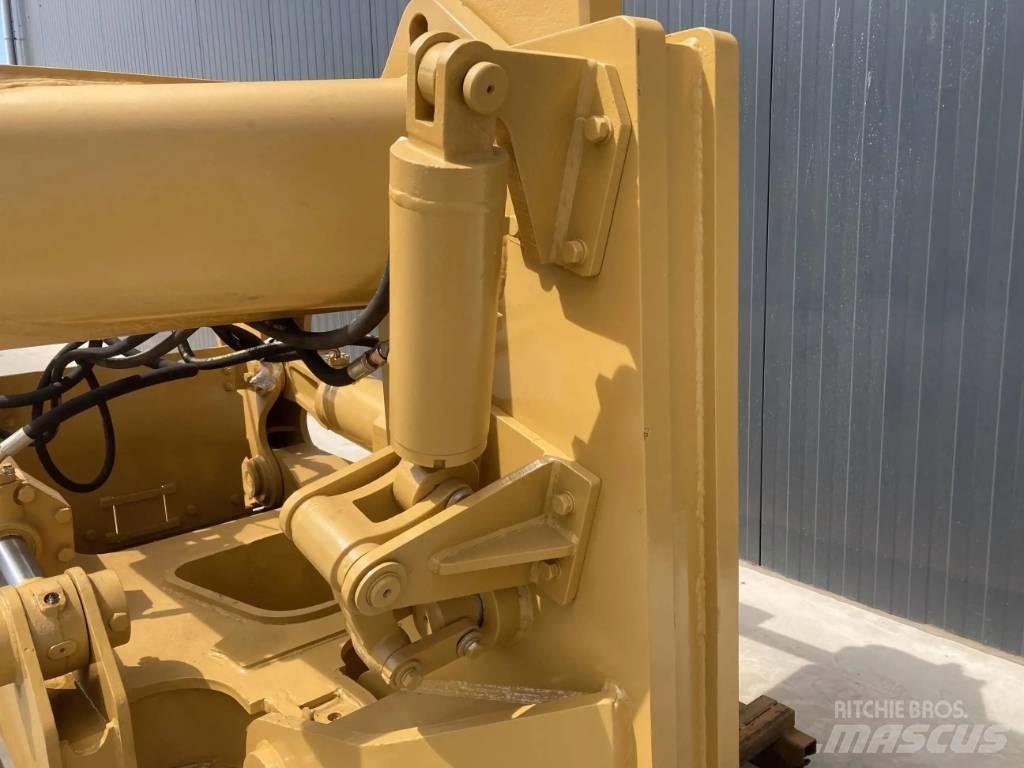 CAT D8T 스크레퍼