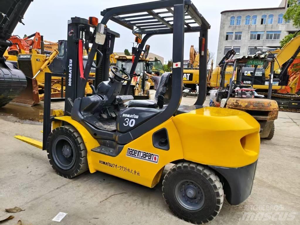 Komatsu FD 30 T-17 디젤 지게차