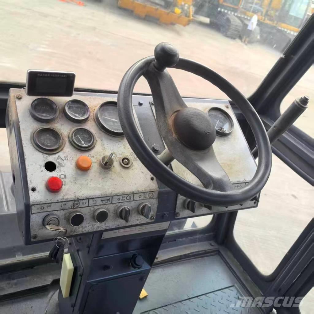 Dynapac CC211 트윈 드럼 롤러