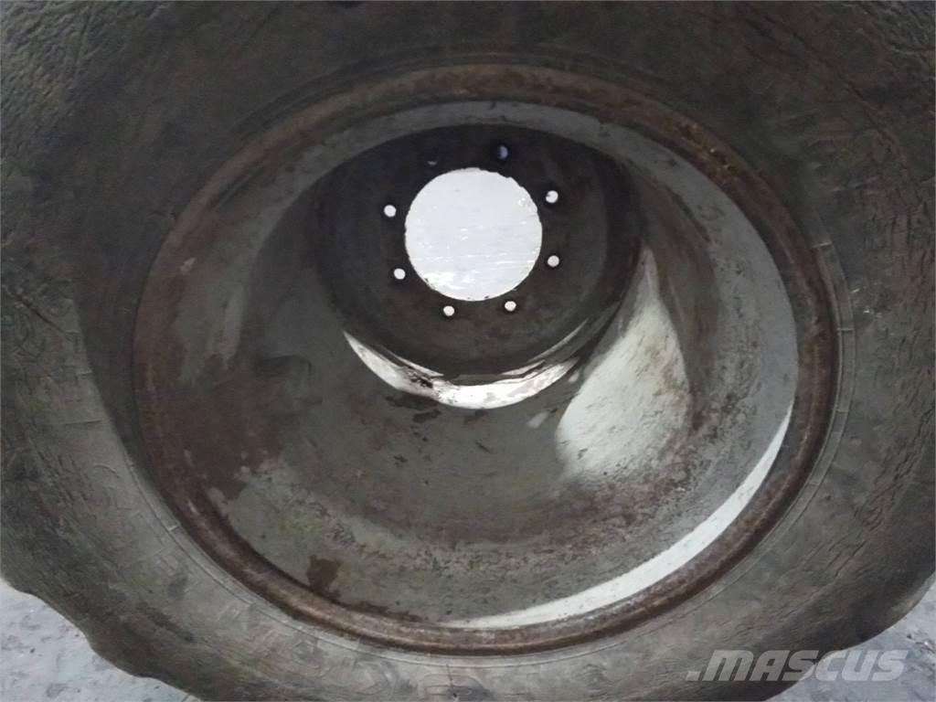 Valmet 820 24x22,5 타이어, 휠 및 림