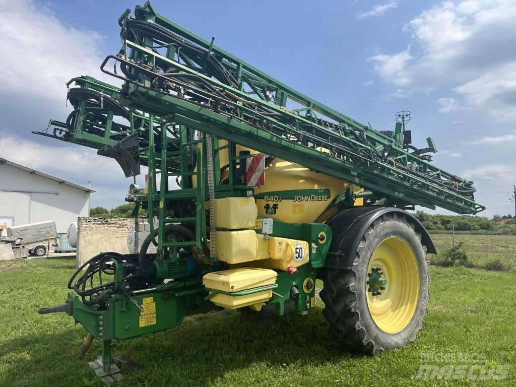 John Deere 840 i 견인형 분무기