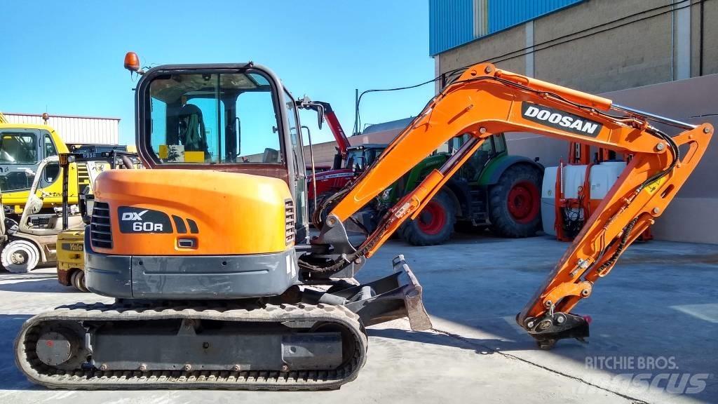 Doosan DX 60 R 소형 굴삭기 7톤 미만