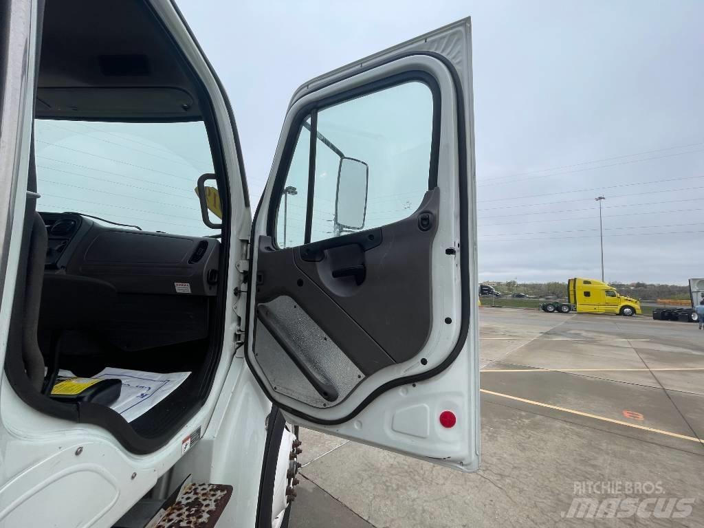 Freightliner M 106 플랫베드/드롭사이드 트럭