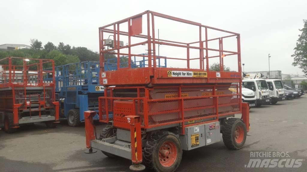 SkyJack SJ 7135 RT 가위형 리프트