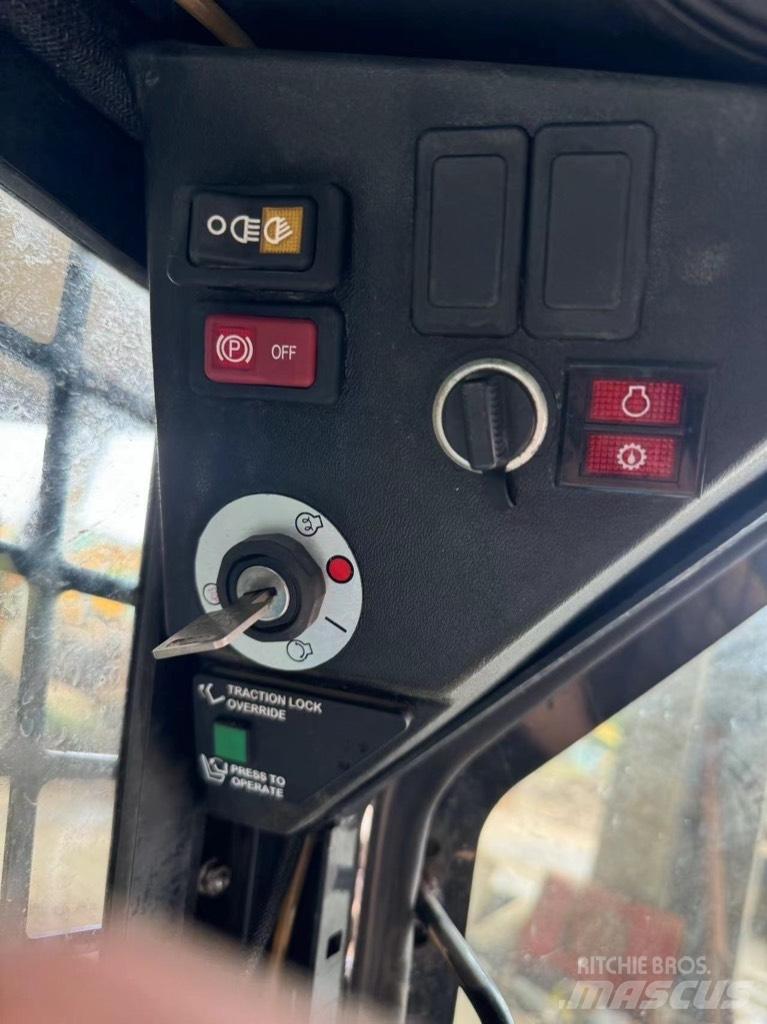 Bobcat S 70  스키드로더