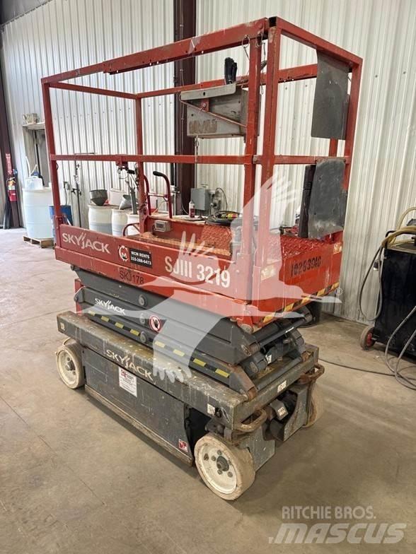 SkyJack SJ3219 가위형 리프트
