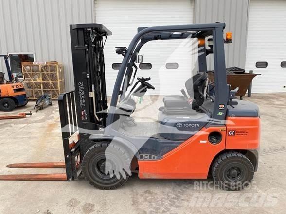 Toyota 8FGU25 디젤 지게차