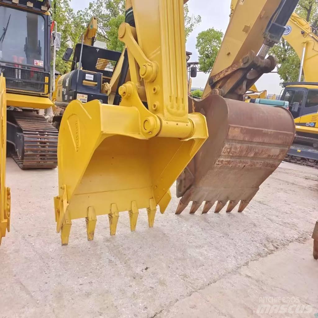 Komatsu PC 220 대형 굴삭기 29톤 이상