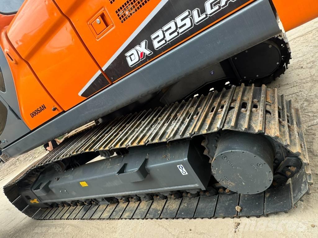 Doosan DX 225 LCA 중형굴삭기 7톤-28톤