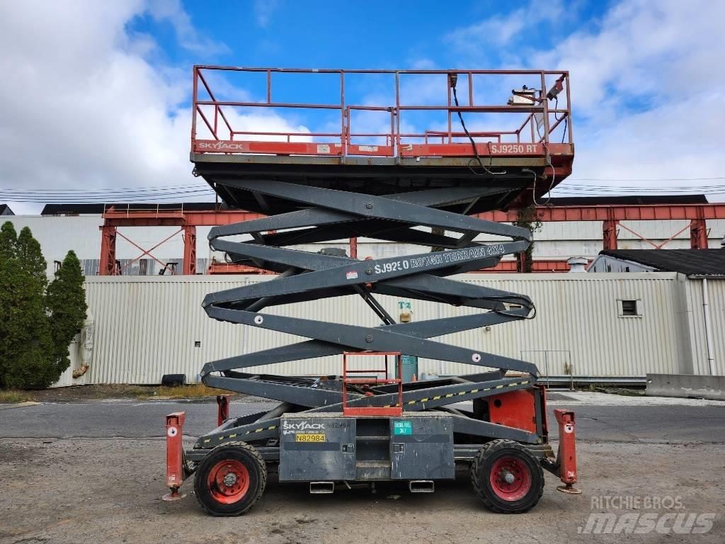 SkyJack SJ 9250 RT 가위형 리프트