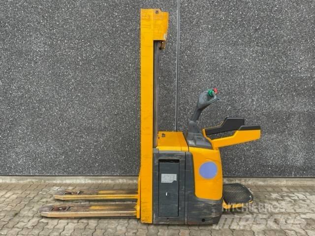 Jungheinrich ERC 216 보행식 리치 지게차