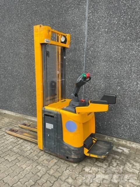 Jungheinrich ERC 216 보행식 리치 지게차