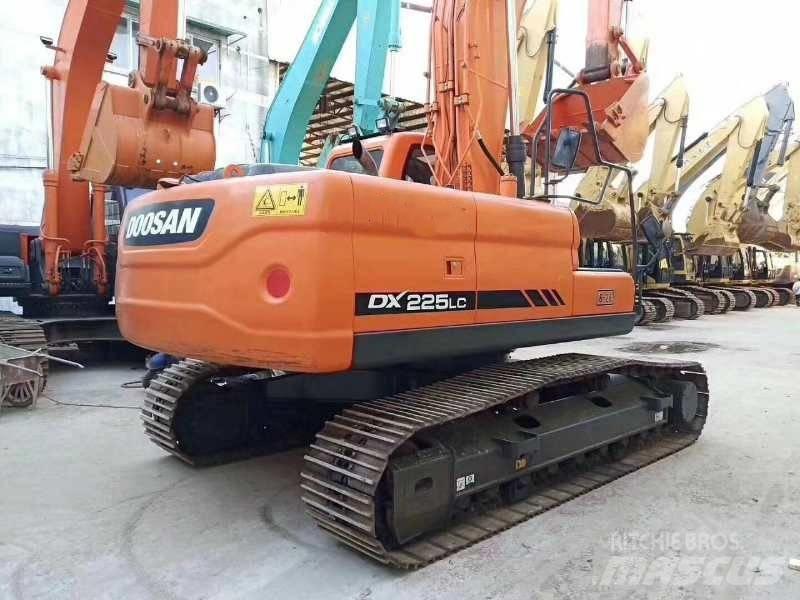 Doosan DX 225 대형 굴삭기 29톤 이상