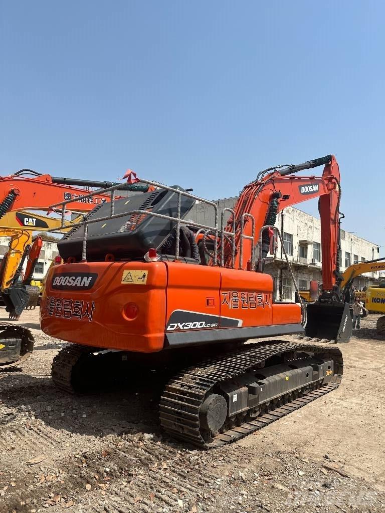 Doosan DX 300 중형굴삭기 7톤-28톤