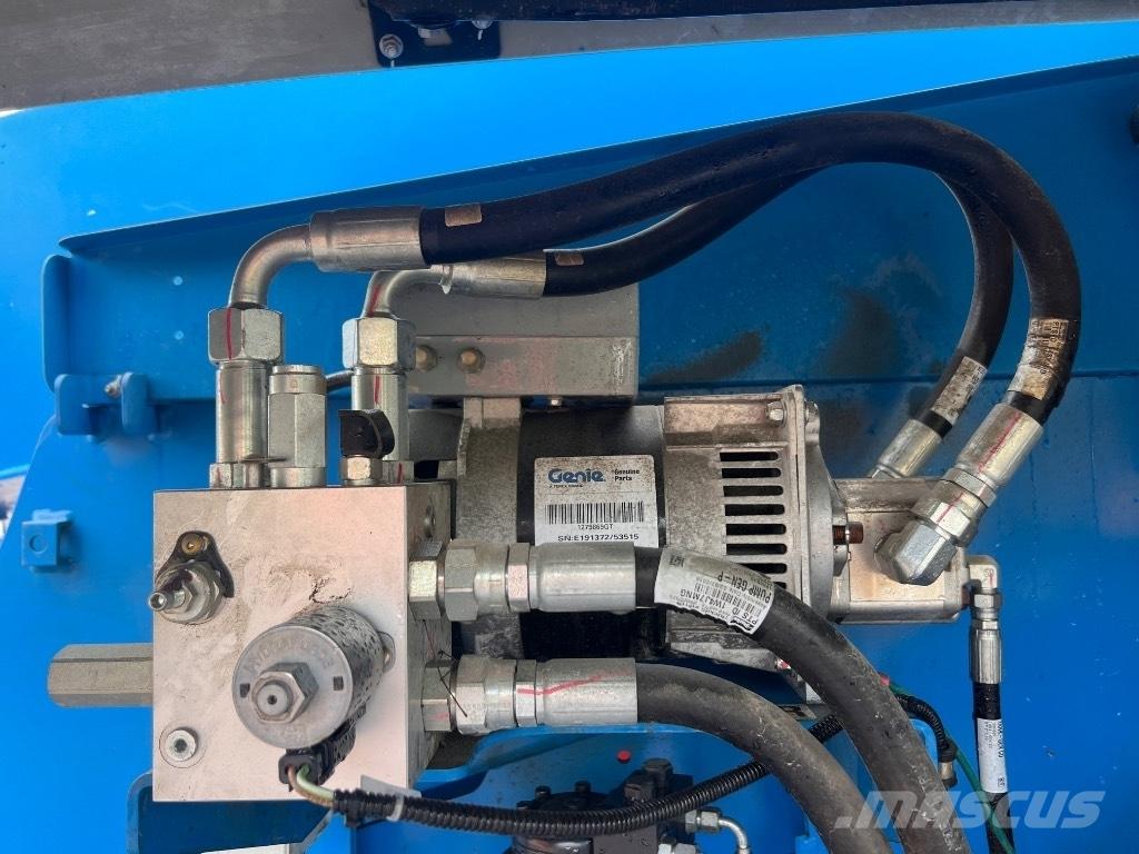 Genie S 65XC TRAX 관절형 전동이동 리프트