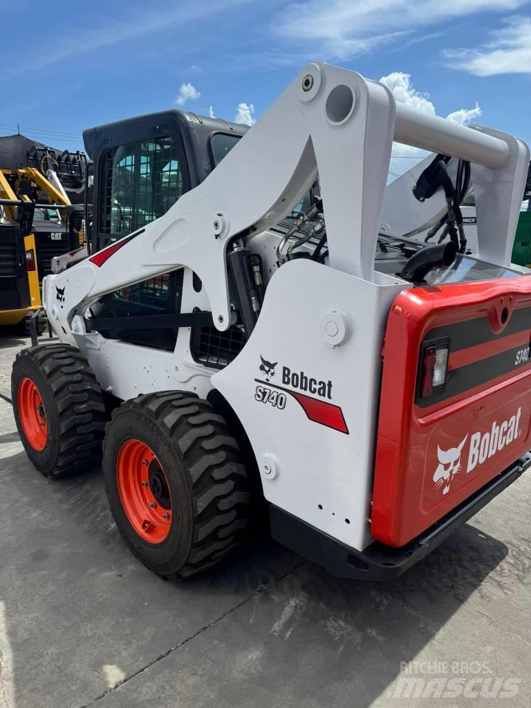 Bobcat S 740  스키드로더