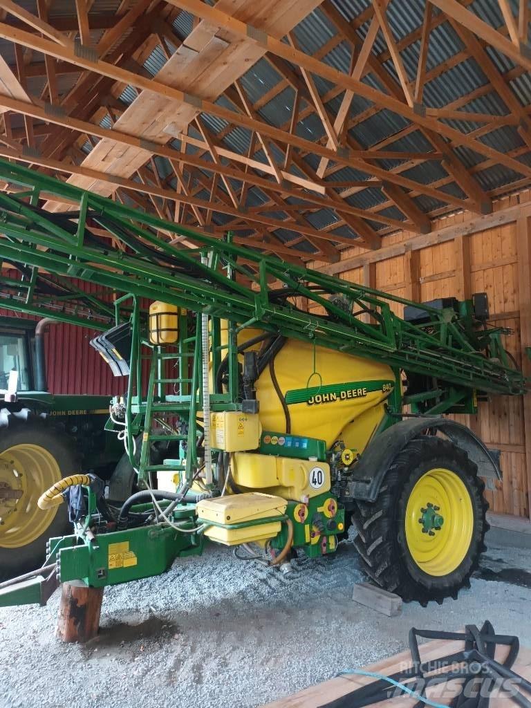 John Deere 840 견인형 분무기