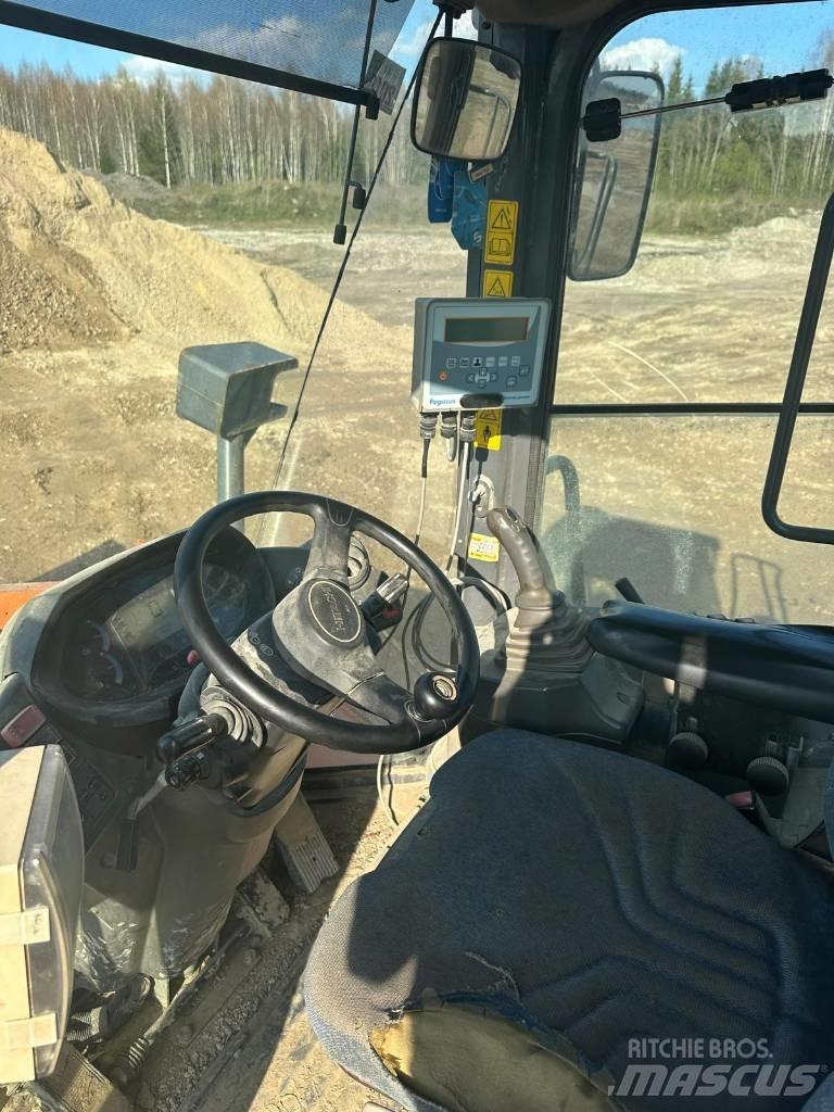 Hitachi ZW 250  휠로우더