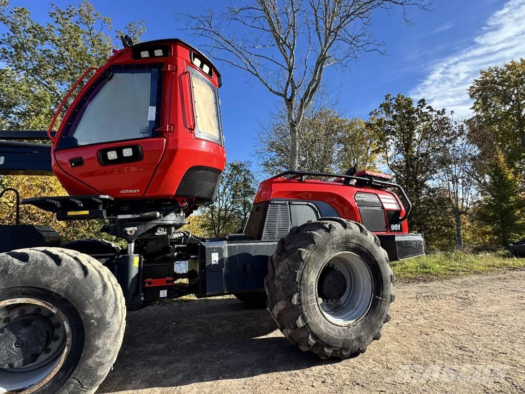 Komatsu 951 원목 하베스터