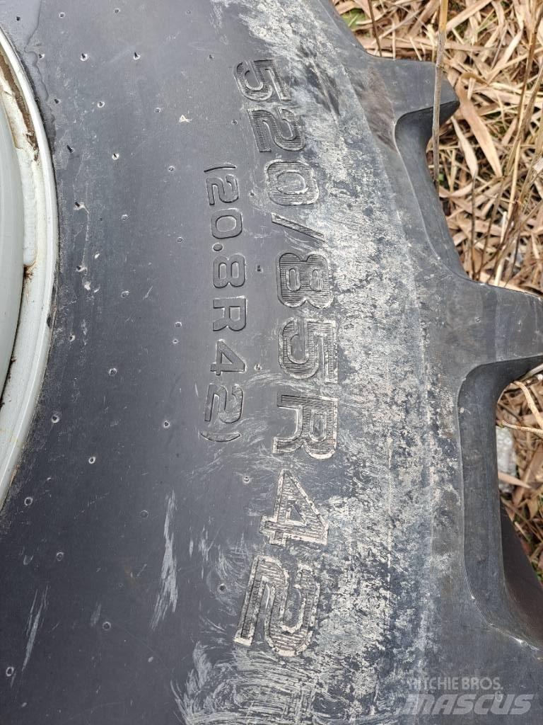  Paripyörät 520/85R42 타이어, 휠 및 림